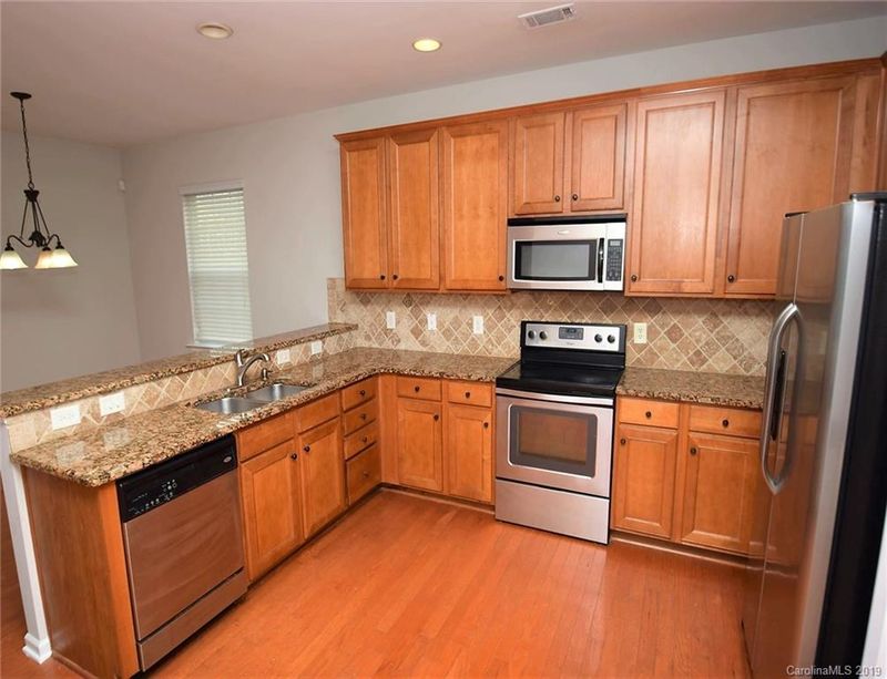 543 Knothole Ln, Charlotte, NC 28214