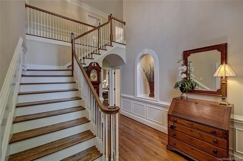 9342 Sardis Glen Dr, Matthews, NC 28105