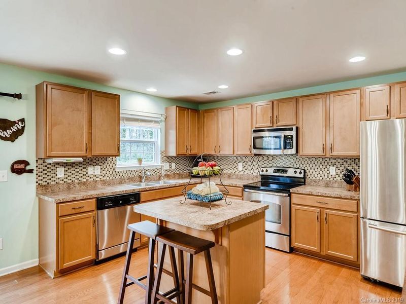 912 Stoney Crest Ct, Mooresville, NC 28115
