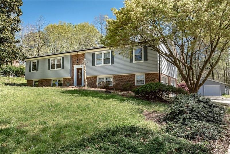 1310 36th Ave NE, Hickory, NC 28601