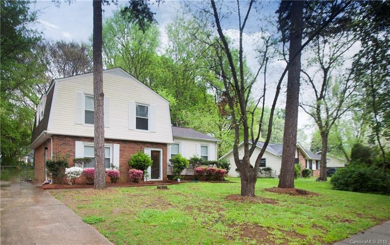 4819 Farm Pond Ln, Charlotte, NC 28212