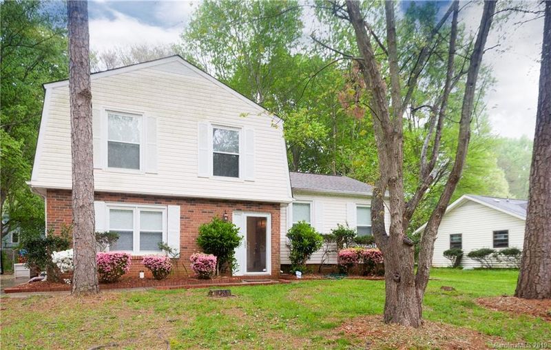 4819 Farm Pond Ln, Charlotte, NC 28212