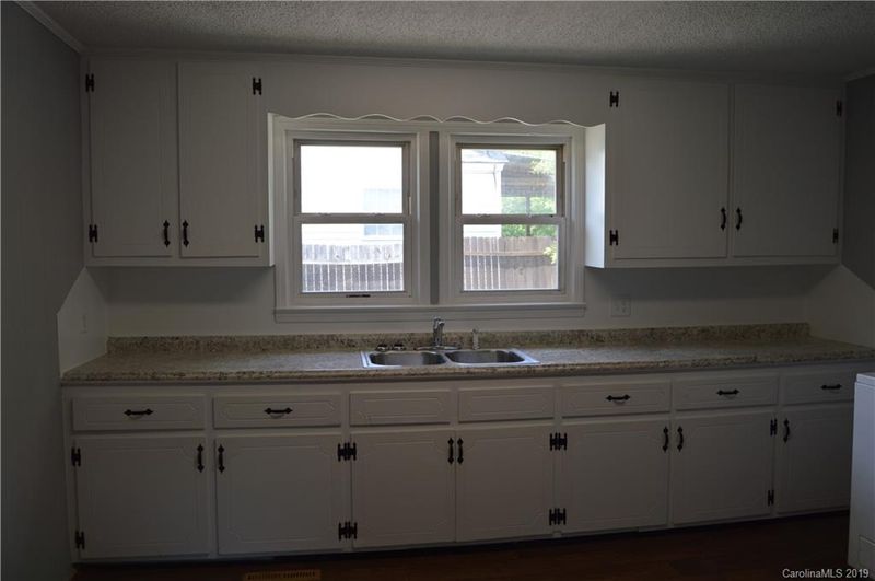 1006 Rainbow Dr, Kannapolis, NC 28081