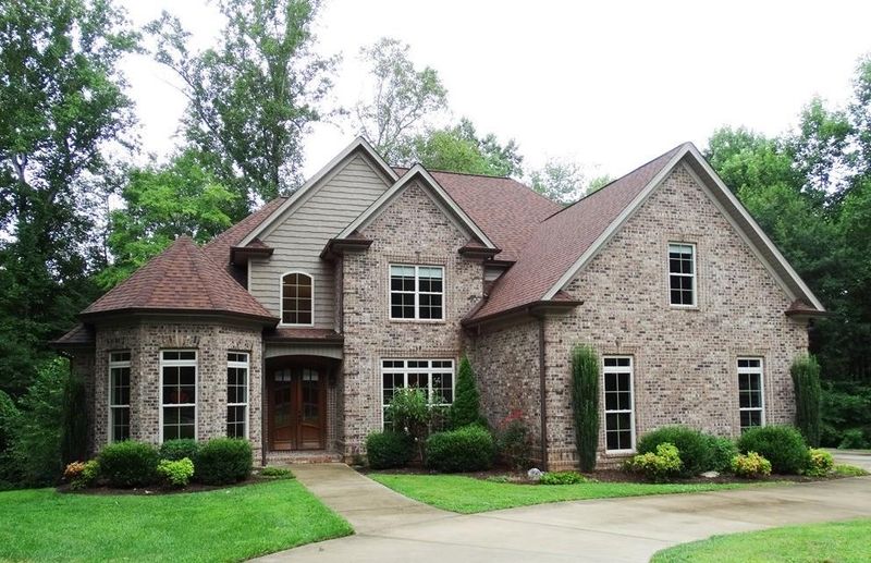 4041 2nd St NW, Hickory, NC 28601