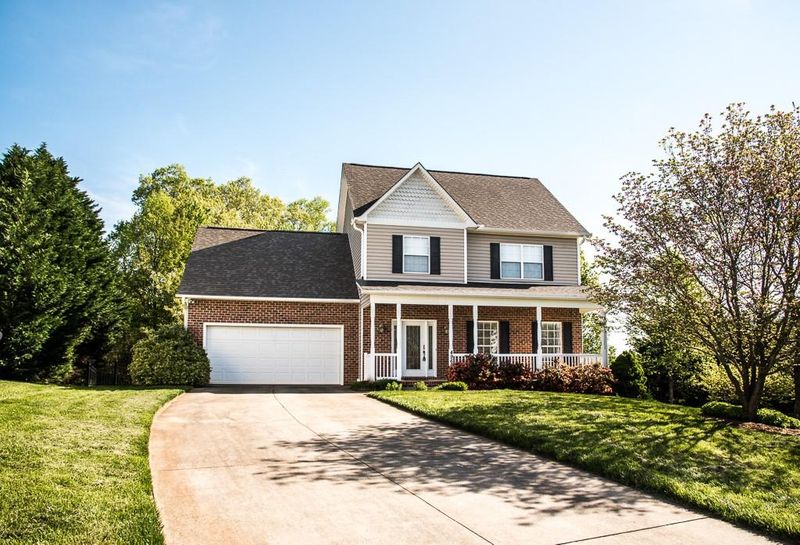 4960 Old River Dr, Hickory, NC 28602