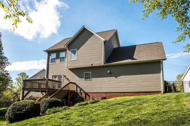4960 Old River Dr, Hickory, NC 28602