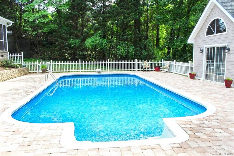 805 Dogwood St, Lowell, NC 28098