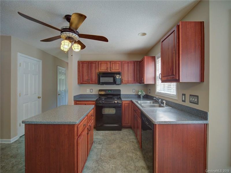2828 Lakeview Cir, Matthews, NC 28105