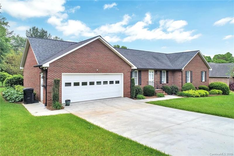966 Royal Ct, Lincolnton, NC 28092