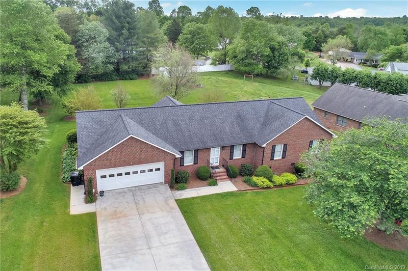 966 Royal Ct, Lincolnton, NC 28092