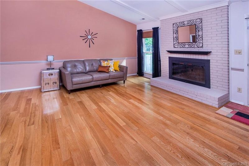 105 Linville Dr, Matthews, NC 28105