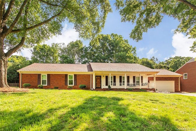 105 Linville Dr, Matthews, NC 28105