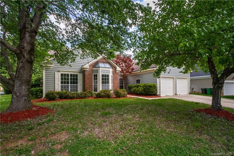 11901 Harris Pointe Dr, Charlotte, NC 28269