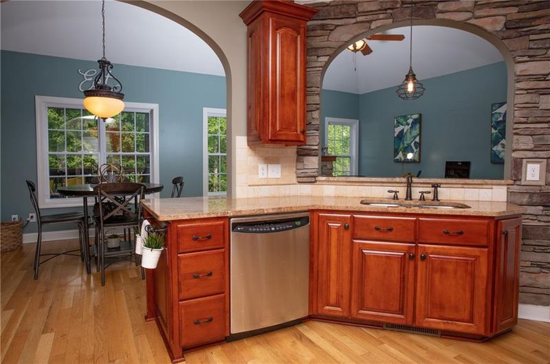 1922 Waterbury Ct, Hickory, NC 28602