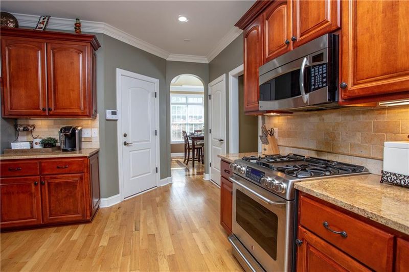 1922 Waterbury Ct, Hickory, NC 28602