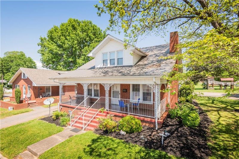 305 N Carolina Ave, Maiden, NC 28650