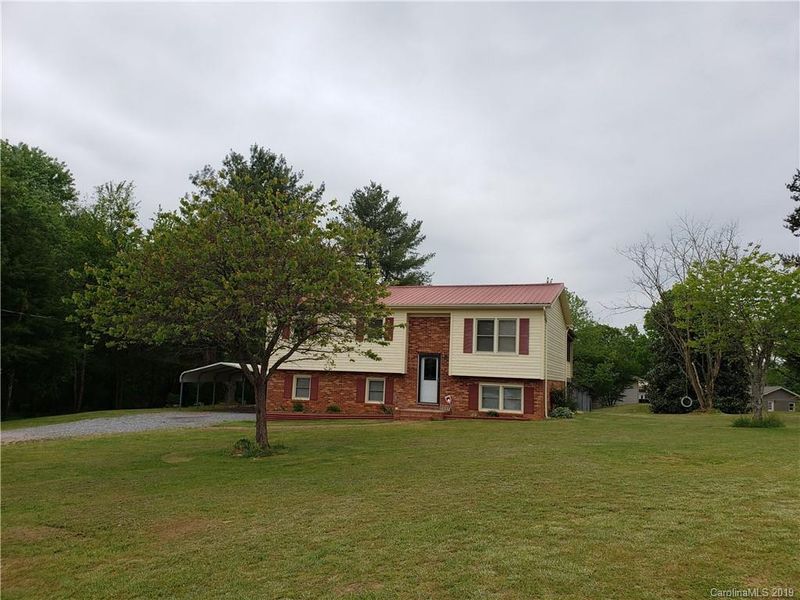 1237 Valley Ct, Hickory, NC 28602