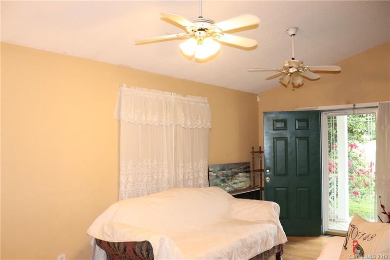 2001 Double Oaks Rd, Charlotte, NC 28206