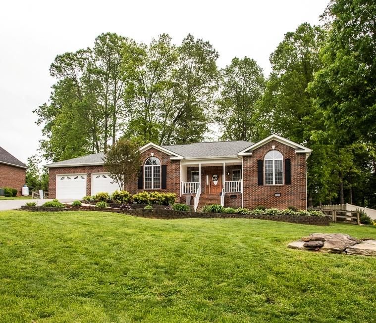 1575 Brookstone Dr, Hickory, NC 28602