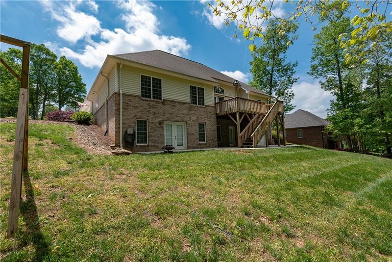 1552 Brookstone Dr, Hickory, NC 28602