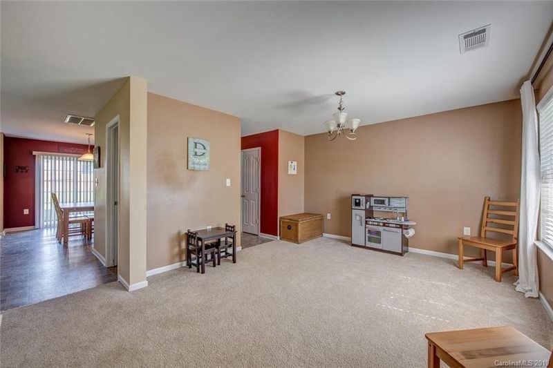 727 Overlook Rd, Lowell, NC 28098