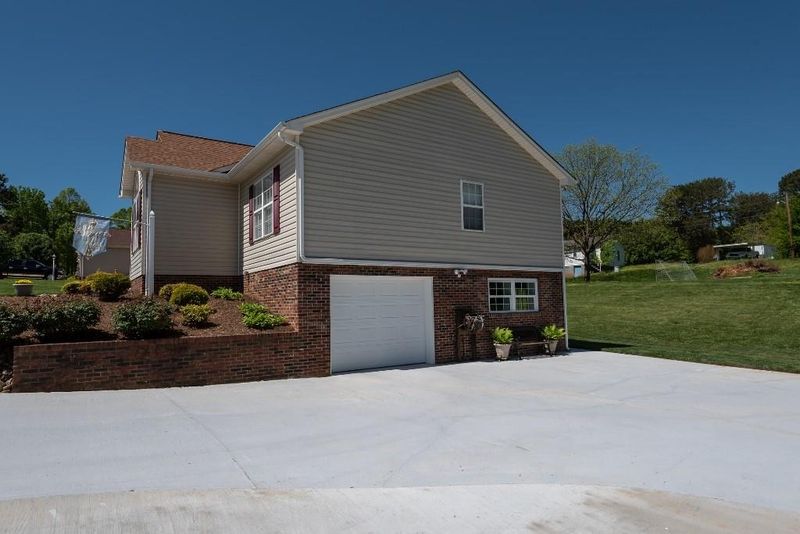 2425 24th Ave NE, Hickory, NC 28601