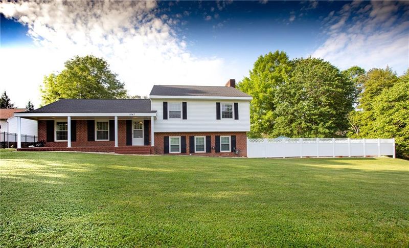 1047 12th Ave NW, Hickory, NC 28601