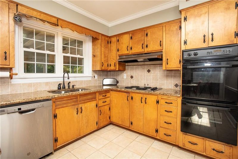 1047 12th Ave NW, Hickory, NC 28601