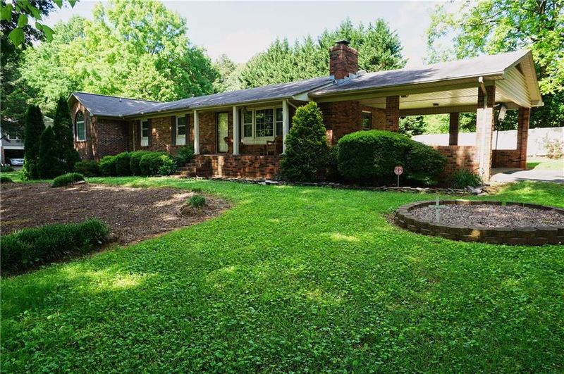 711 2nd St NE, Conover, NC 28613