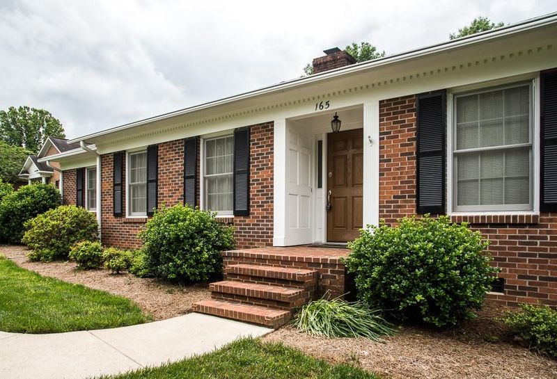 165 18th Ave NW, Hickory, NC 28601
