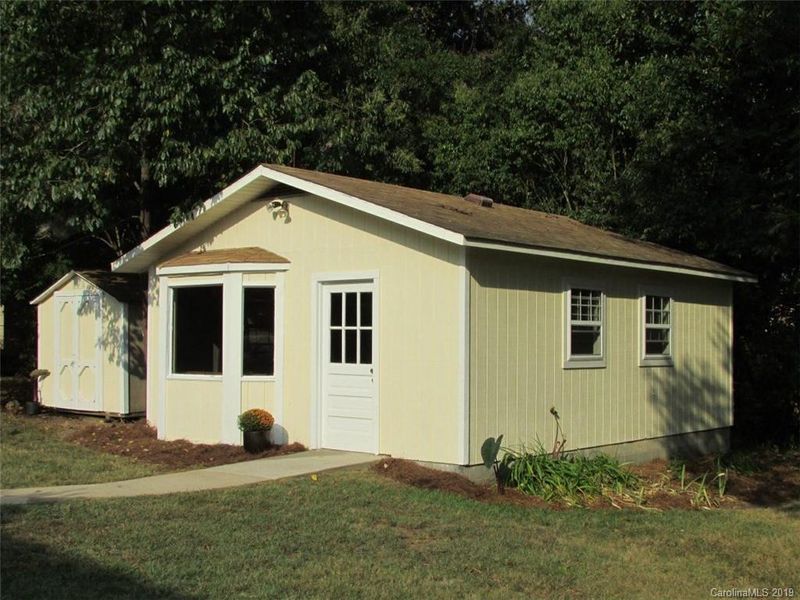 909 Crestline Dr, Mount Holly, NC 28120