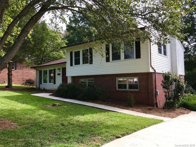 909 Crestline Dr, Mount Holly, NC 28120