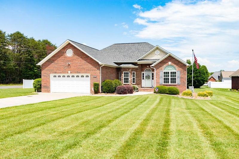 3447 47th Avenue Pl NE, Hickory, NC 28601