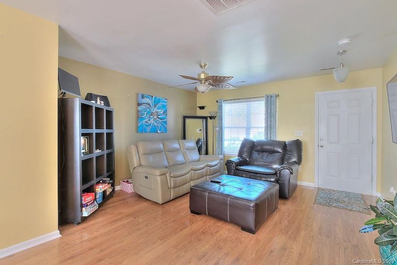 6704 Commack Dr, Charlotte, NC 28216