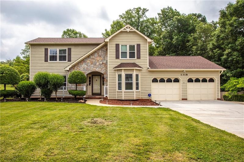 1318 Hidden Creek Cir, Hickory, NC 28602