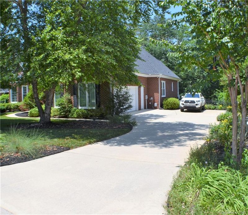 2304 Caernarfon Ln, Matthews, NC 28104