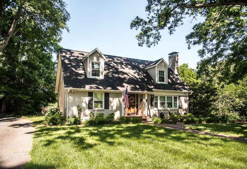 327 9th St NW, Hickory, NC 28601