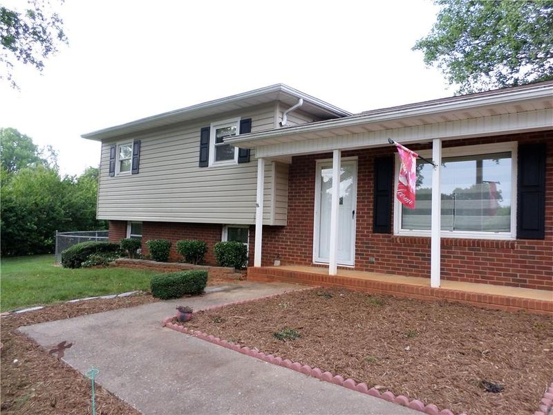 2794 Tiffany St, Conover, NC 28613