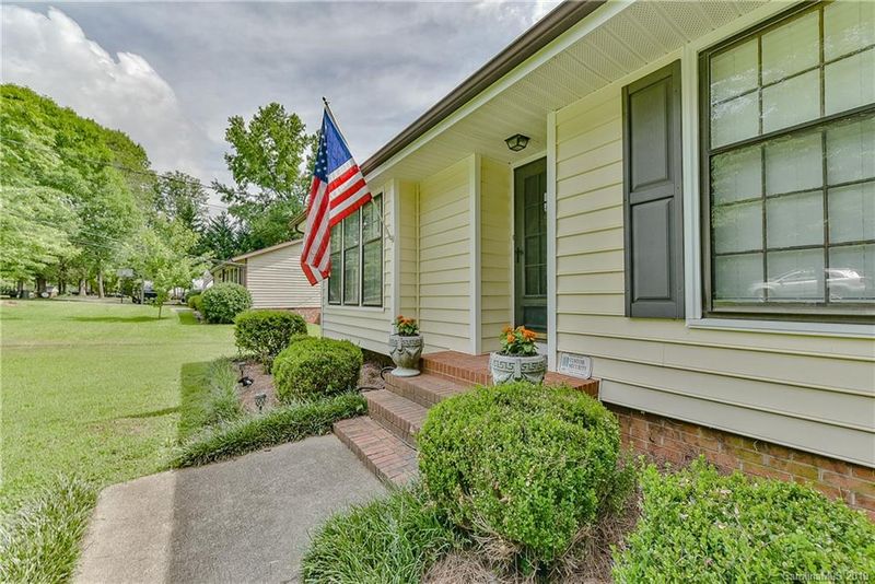 10526 South Hampton Dr, Charlotte, NC 28227