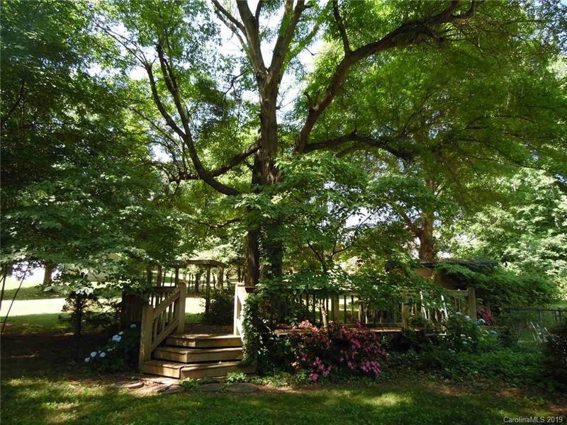 435 Central Ave, Mount Holly, NC 28120