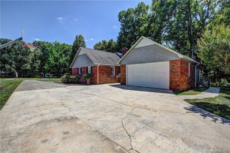 1611 Hunter Oak Ln, Monroe, NC 28110