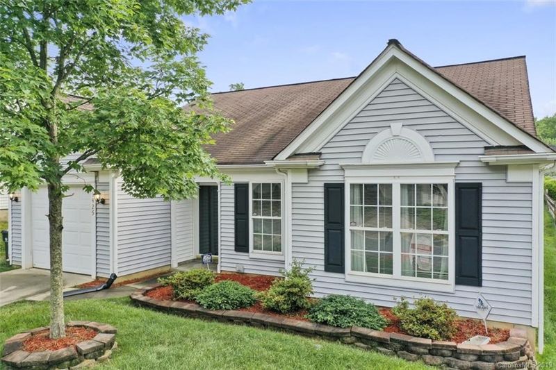 1425 Chimney Rock Ct, Charlotte, NC 28262