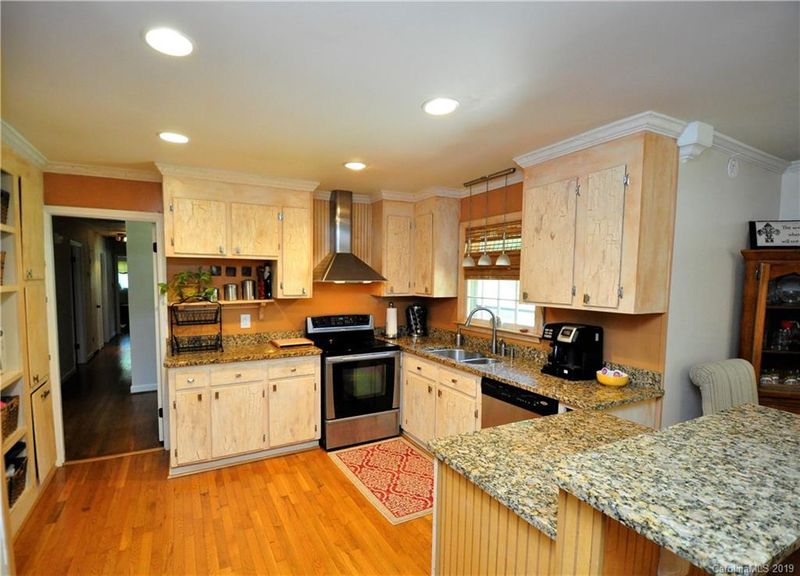 916 Pierce Ave, Mount Holly, NC 28120