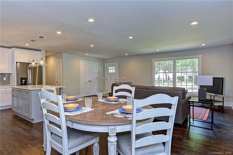 1444 Redcoat Dr, Charlotte, NC 28211