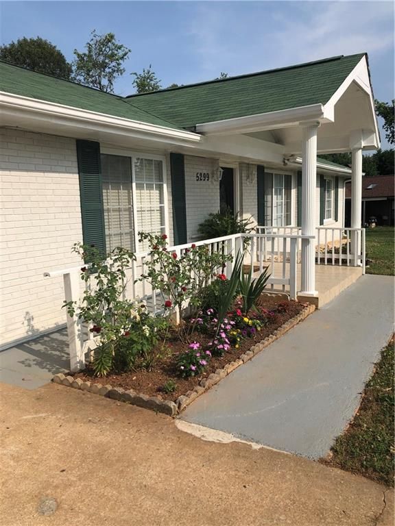 5299 Stonewood Dr, Hickory, NC 28602
