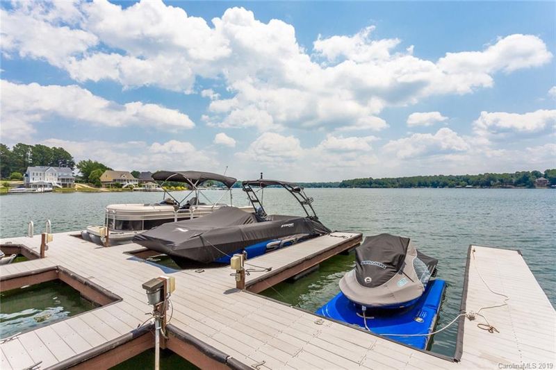 2667 Camden Pointe Dr, Sherrills Ford, NC 28673