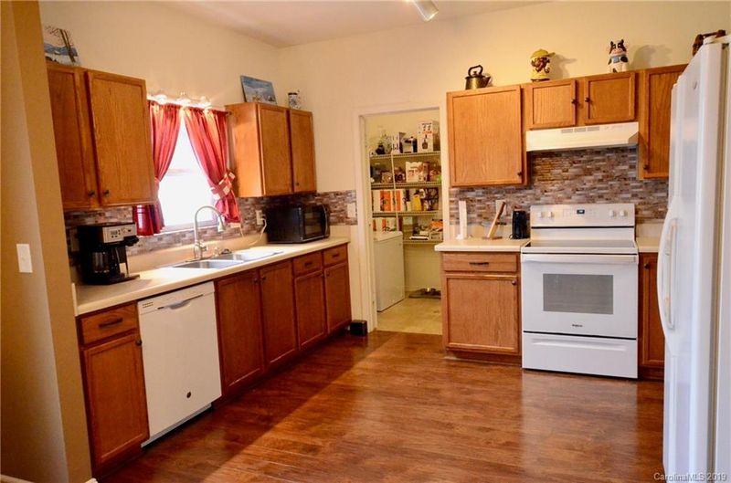 945 Willow Creek Dr, Gastonia, NC 28054
