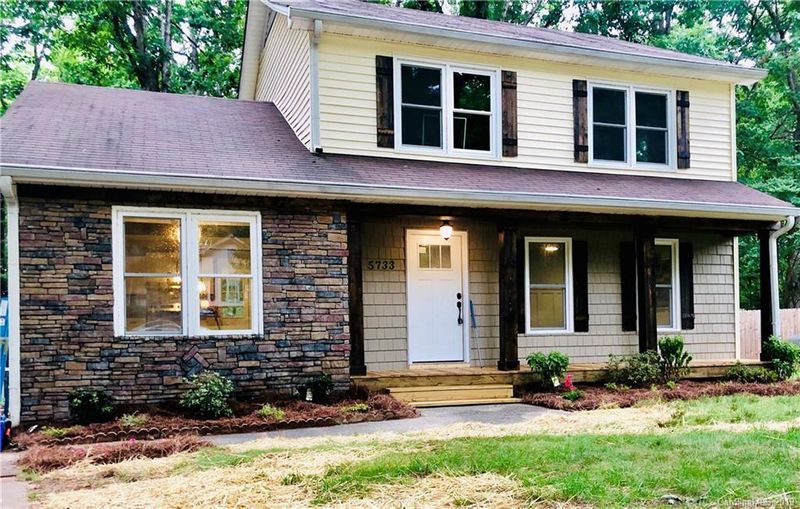 5733 Hollirose Dr, Charlotte, NC 28227