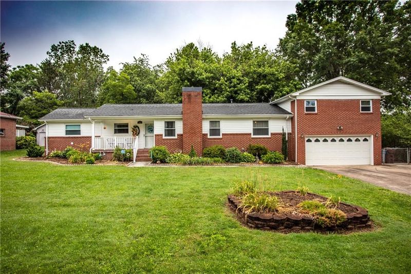 2862 20th St NE, Hickory, NC 28601