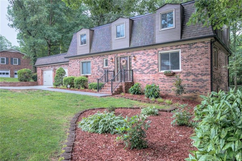 640 36th Ave NE, Hickory, NC 28601